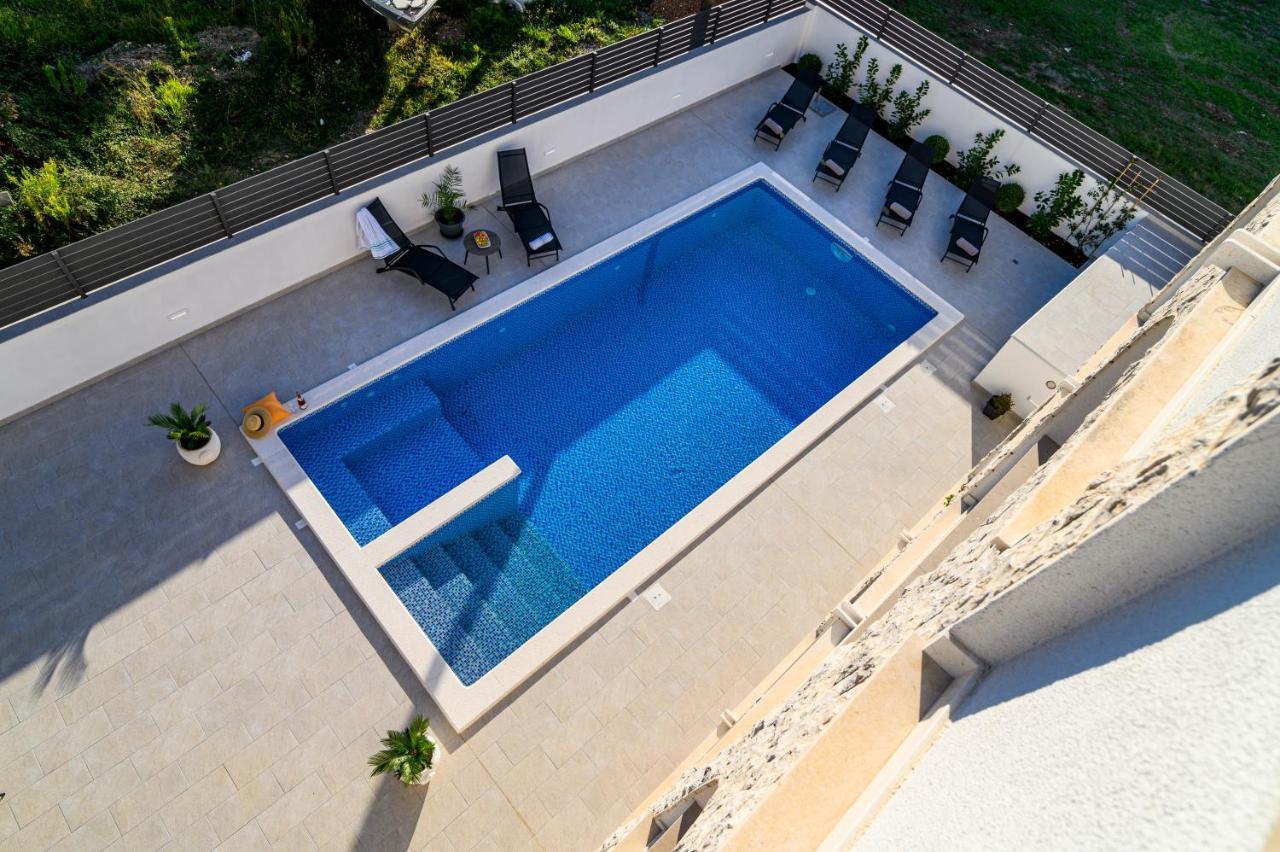 Villa Relax - Beautiful Apartment With Heated Saltwater Pool & Jacuzzi Kaštela Buitenkant foto