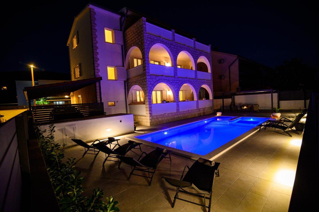 Villa Relax - Beautiful Apartment With Heated Saltwater Pool & Jacuzzi Kaštela Buitenkant foto