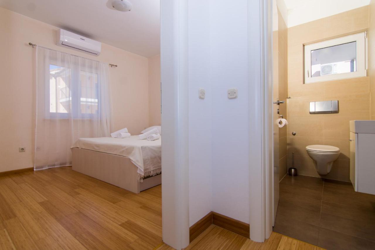 Villa Relax - Beautiful Apartment With Heated Saltwater Pool & Jacuzzi Kaštela Buitenkant foto
