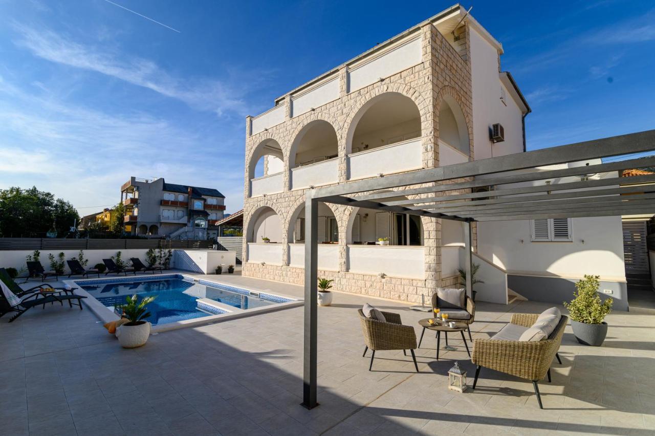 Villa Relax - Beautiful Apartment With Heated Saltwater Pool & Jacuzzi Kaštela Buitenkant foto