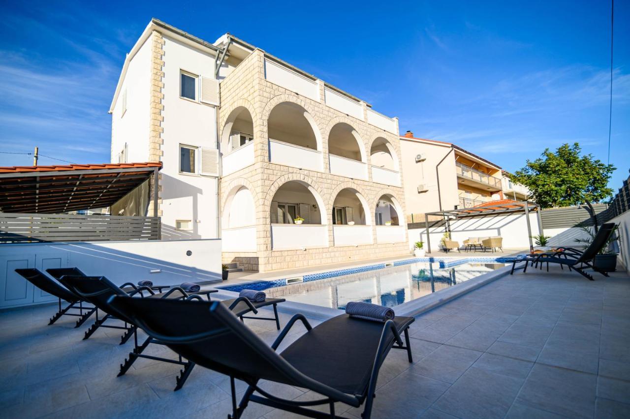 Villa Relax - Beautiful Apartment With Heated Saltwater Pool & Jacuzzi Kaštela Buitenkant foto