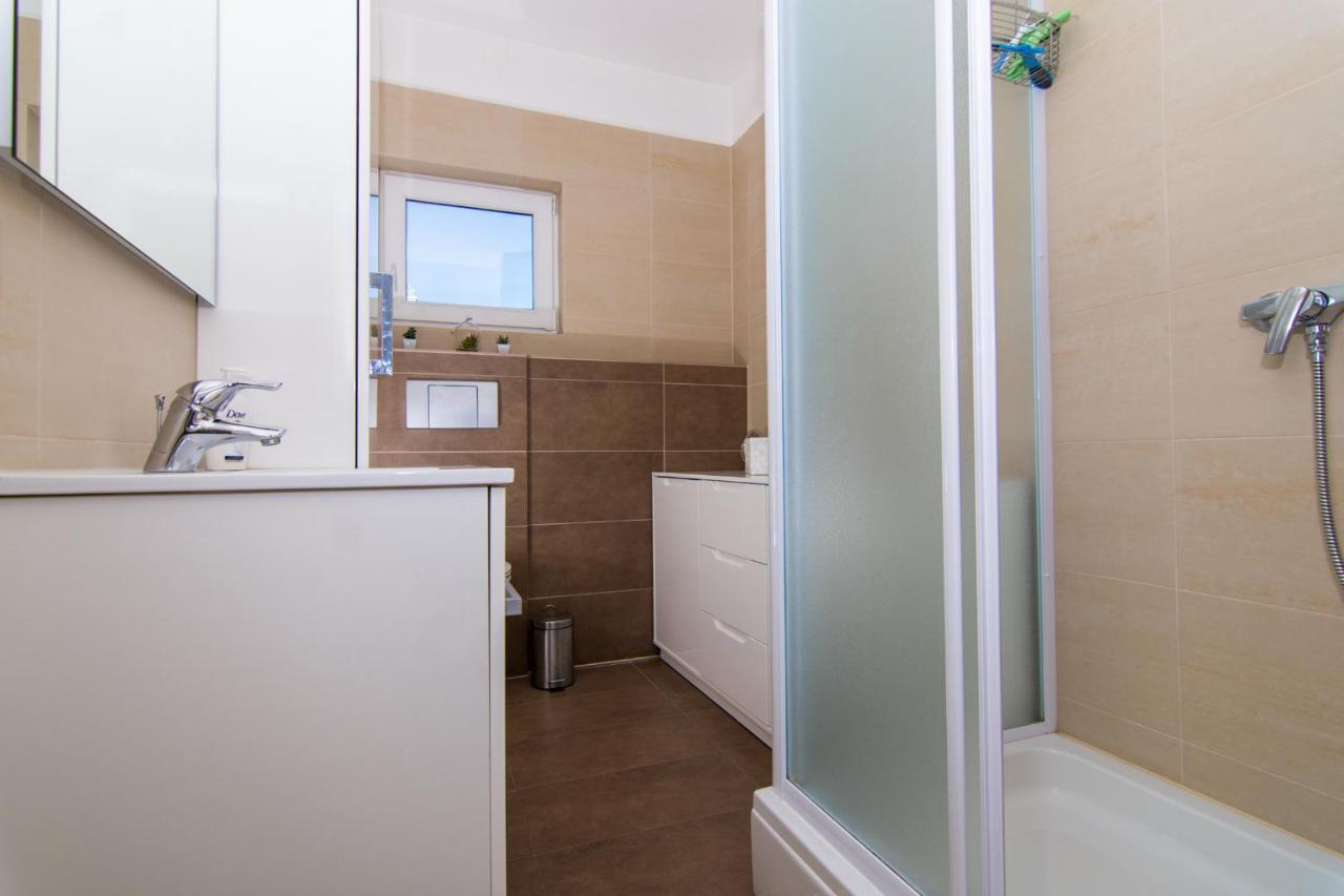 Villa Relax - Beautiful Apartment With Heated Saltwater Pool & Jacuzzi Kaštela Buitenkant foto
