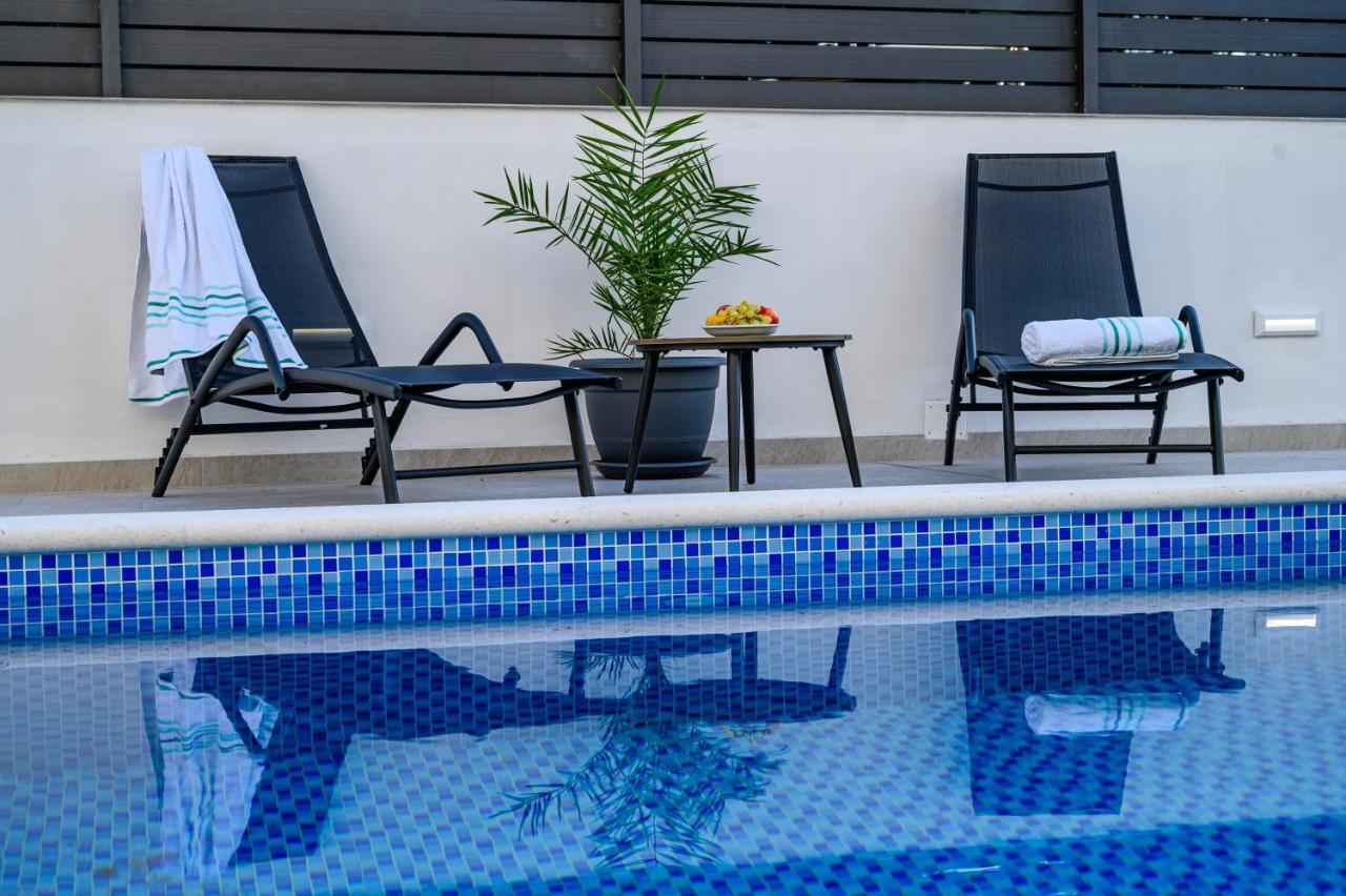 Villa Relax - Beautiful Apartment With Heated Saltwater Pool & Jacuzzi Kaštela Buitenkant foto