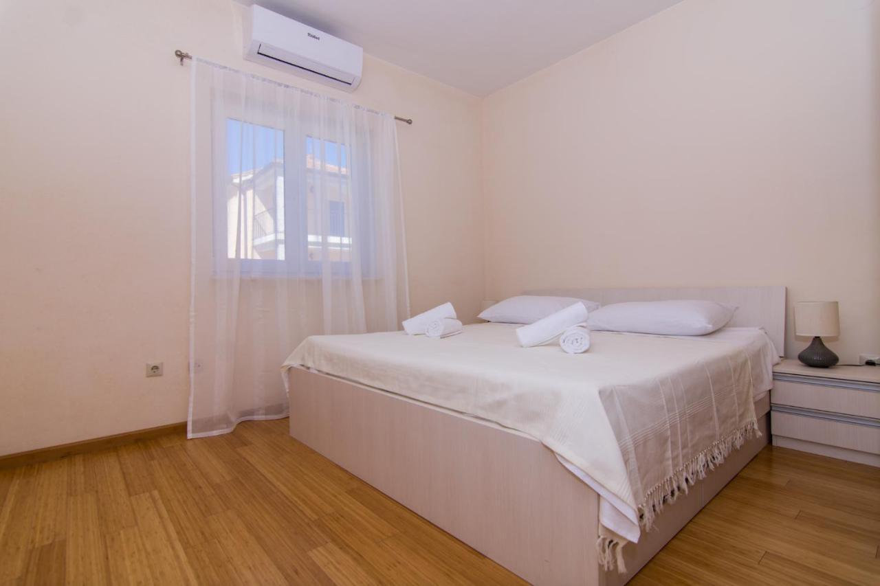 Villa Relax - Beautiful Apartment With Heated Saltwater Pool & Jacuzzi Kaštela Buitenkant foto
