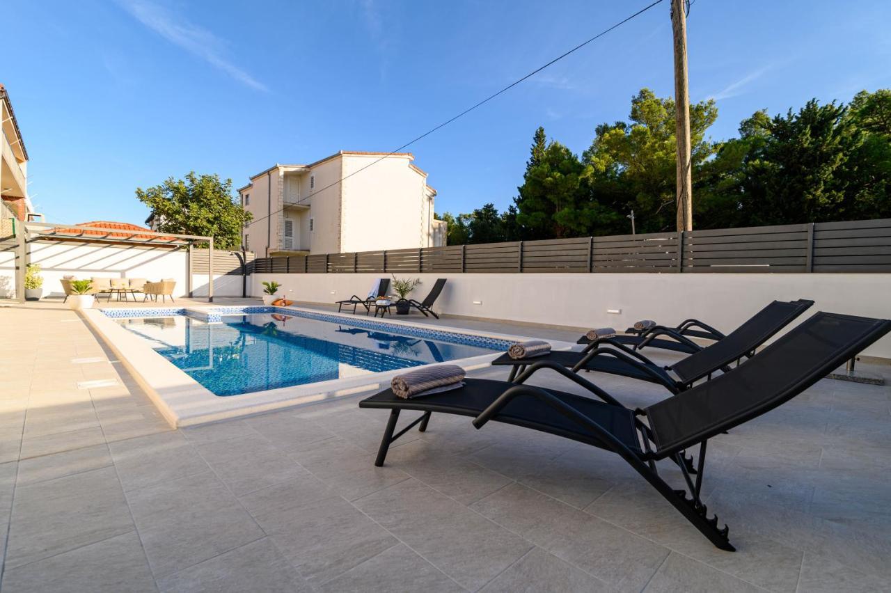 Villa Relax - Beautiful Apartment With Heated Saltwater Pool & Jacuzzi Kaštela Buitenkant foto