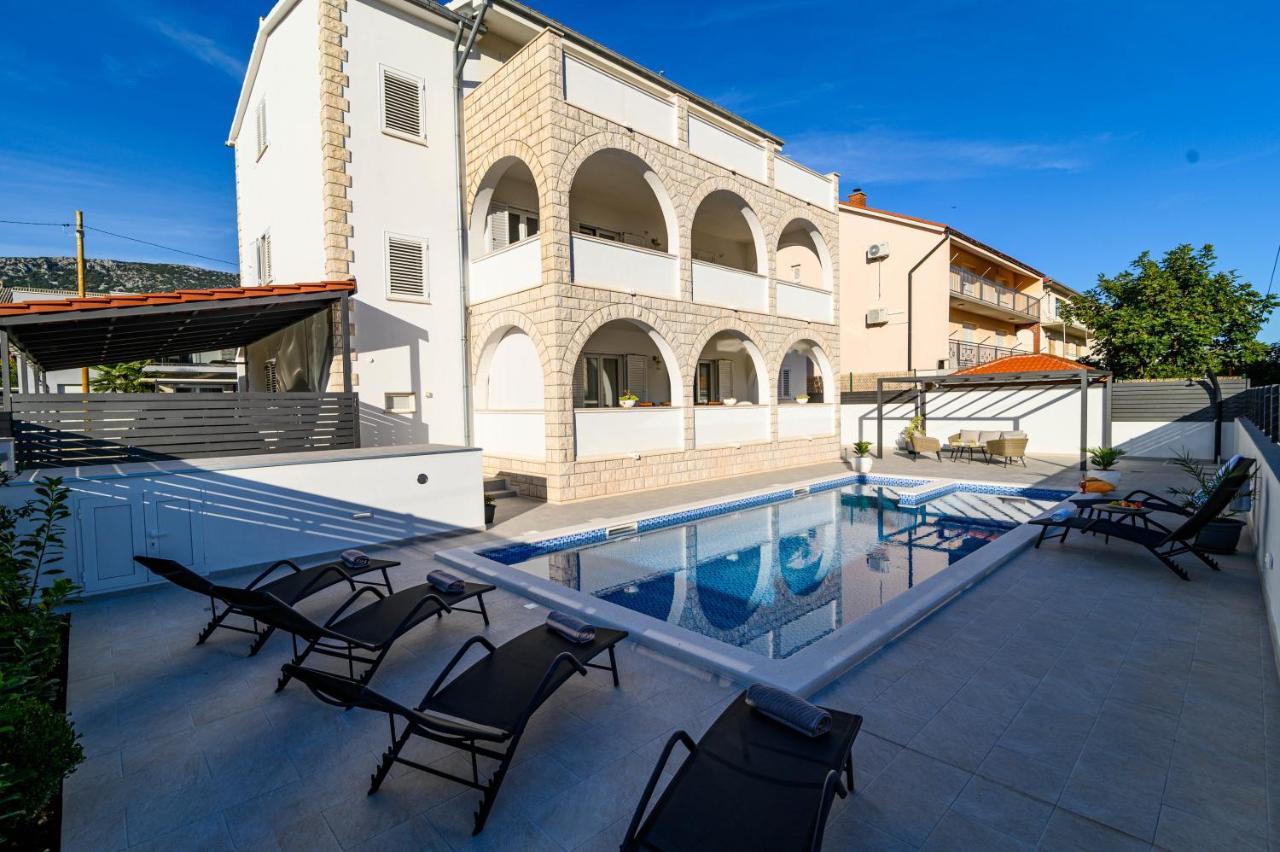 Villa Relax - Beautiful Apartment With Heated Saltwater Pool & Jacuzzi Kaštela Buitenkant foto