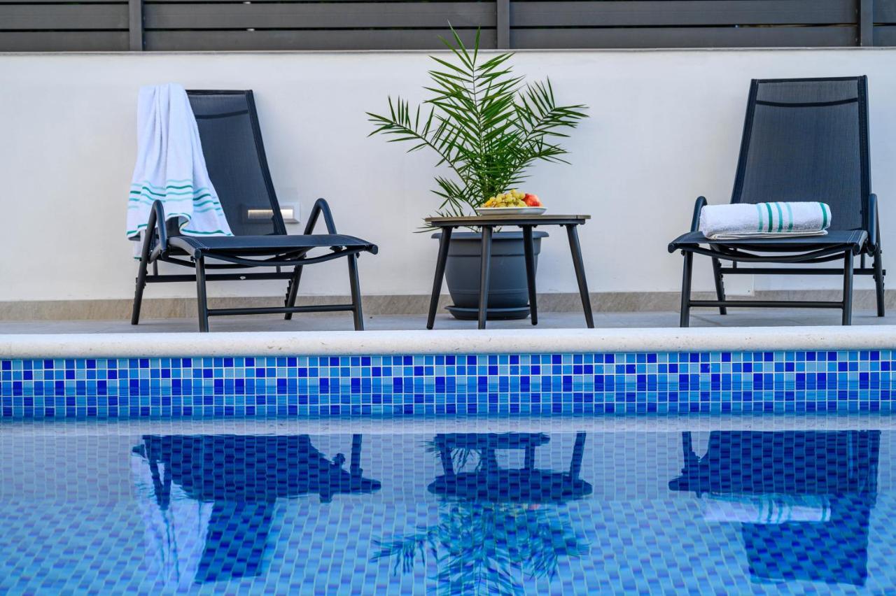 Villa Relax - Beautiful Apartment With Heated Saltwater Pool & Jacuzzi Kaštela Buitenkant foto
