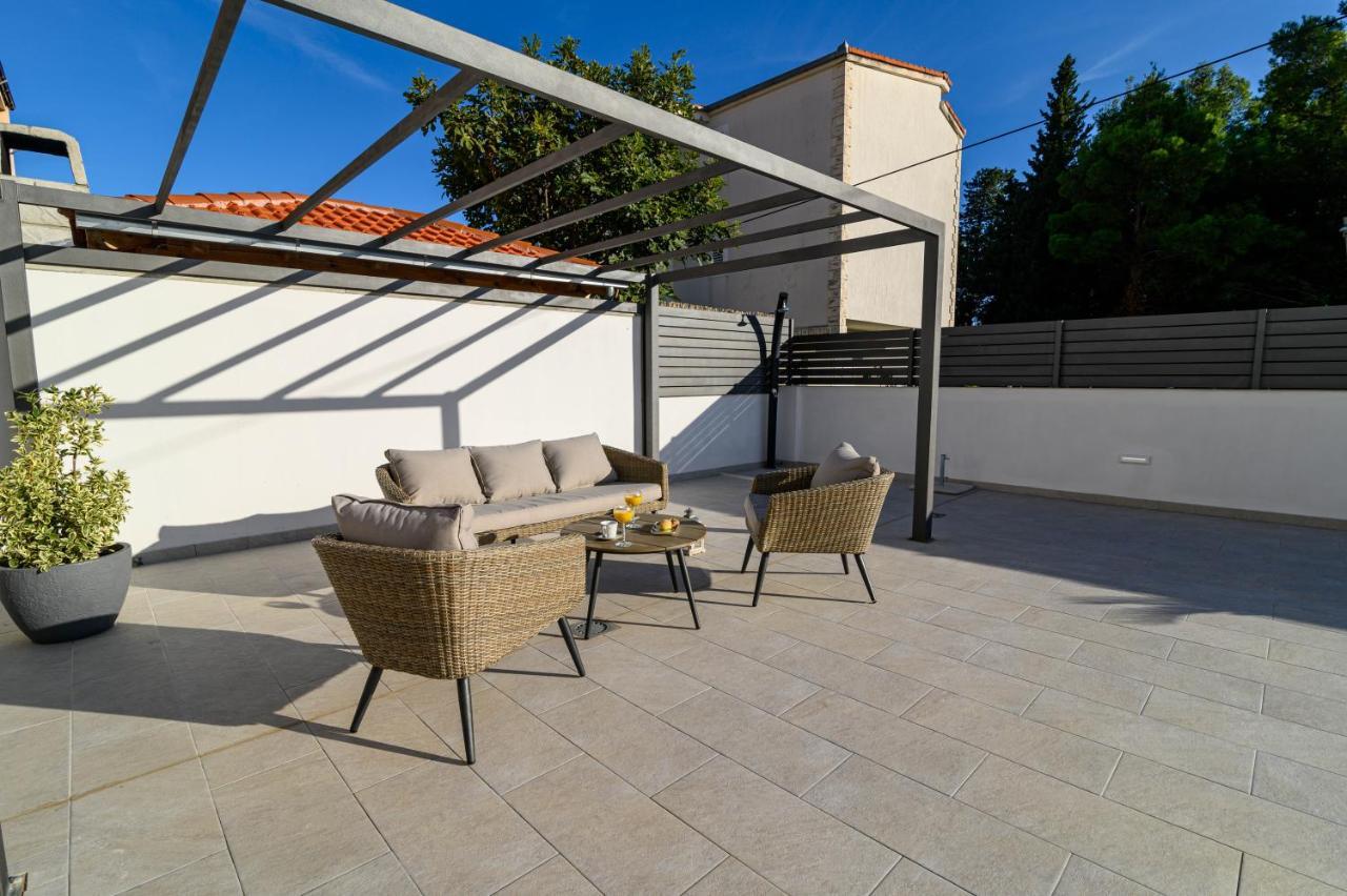 Villa Relax - Beautiful Apartment With Heated Saltwater Pool & Jacuzzi Kaštela Buitenkant foto