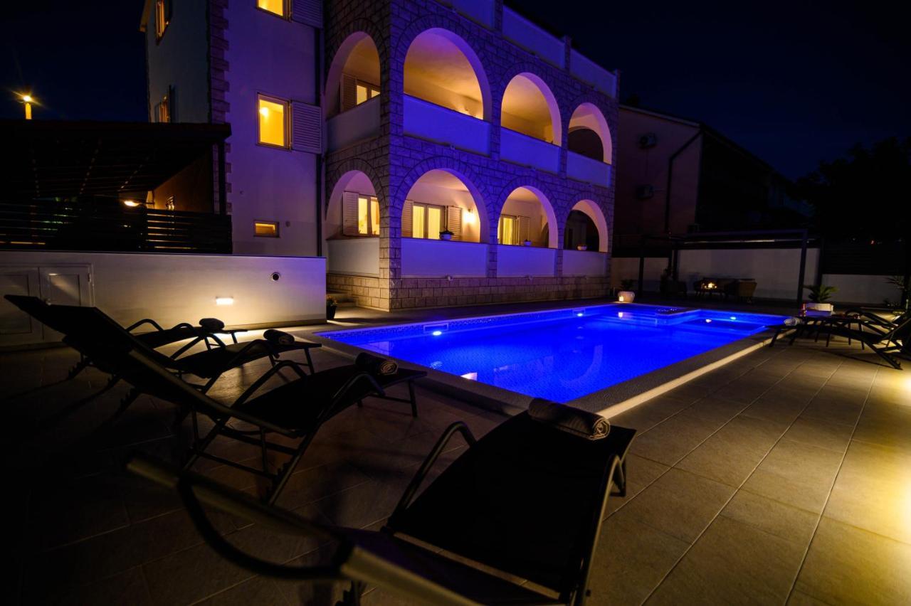 Villa Relax - Beautiful Apartment With Heated Saltwater Pool & Jacuzzi Kaštela Buitenkant foto