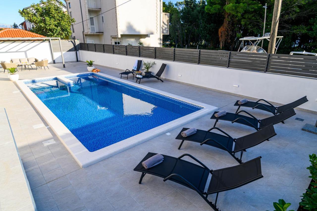Villa Relax - Beautiful Apartment With Heated Saltwater Pool & Jacuzzi Kaštela Buitenkant foto