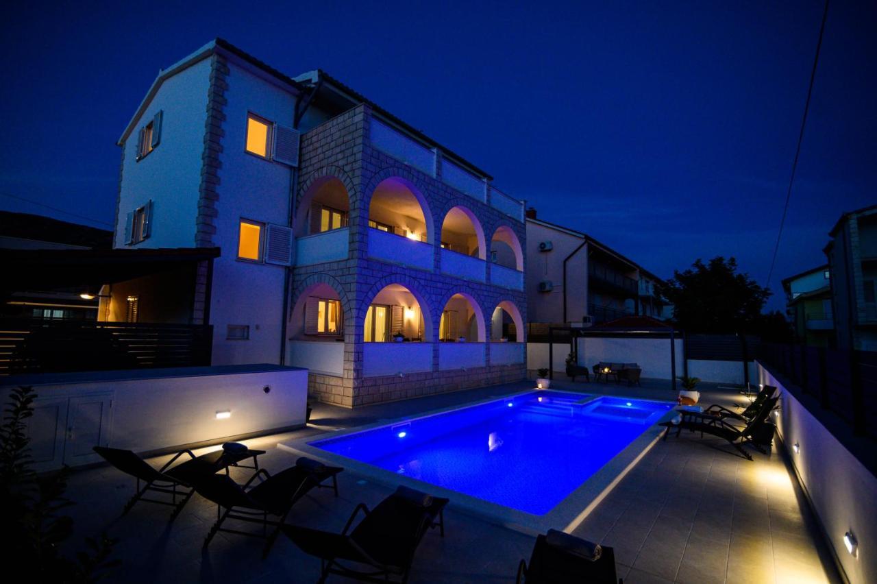 Villa Relax - Beautiful Apartment With Heated Saltwater Pool & Jacuzzi Kaštela Buitenkant foto