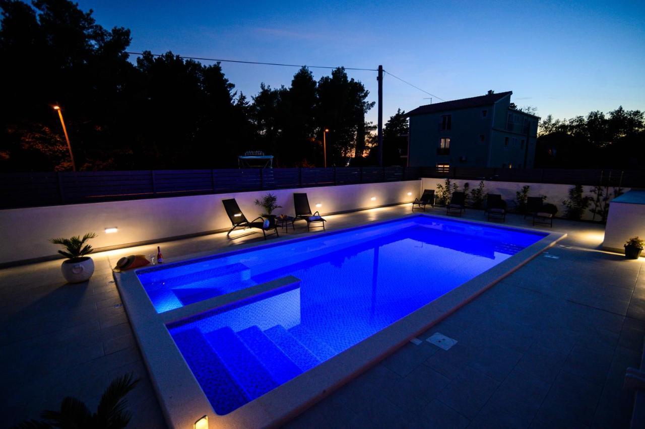 Villa Relax - Beautiful Apartment With Heated Saltwater Pool & Jacuzzi Kaštela Buitenkant foto