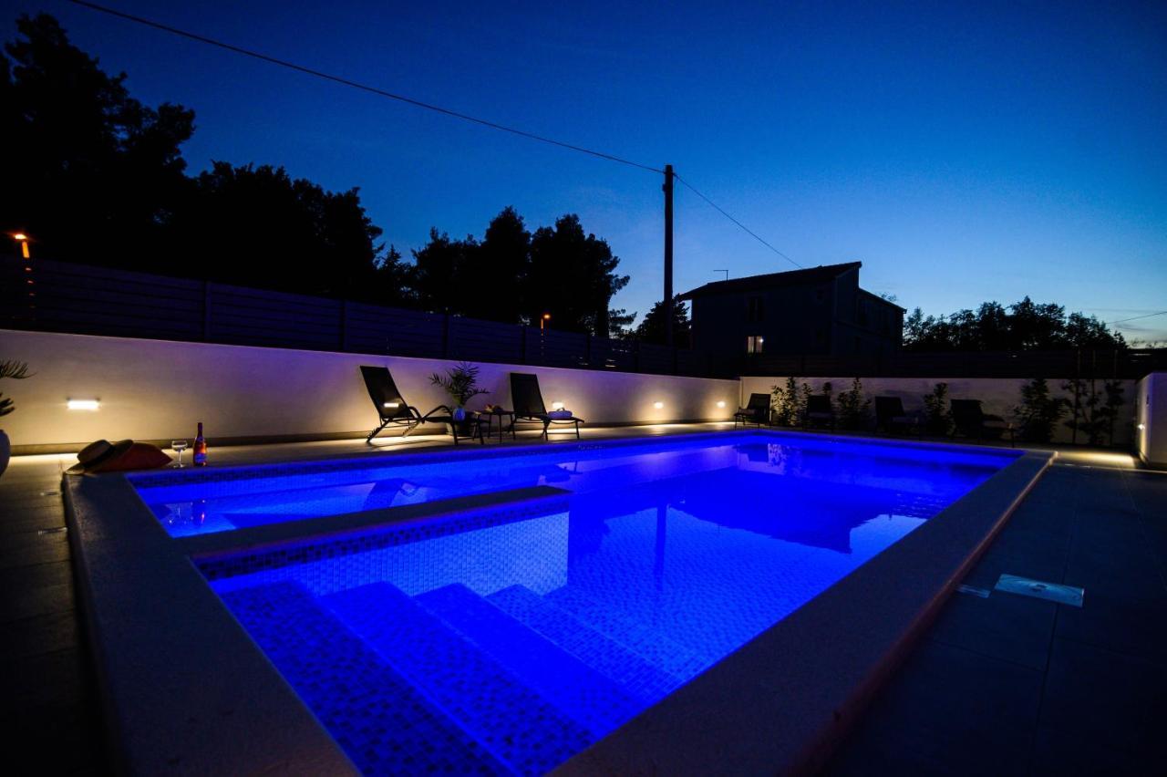 Villa Relax - Beautiful Apartment With Heated Saltwater Pool & Jacuzzi Kaštela Buitenkant foto