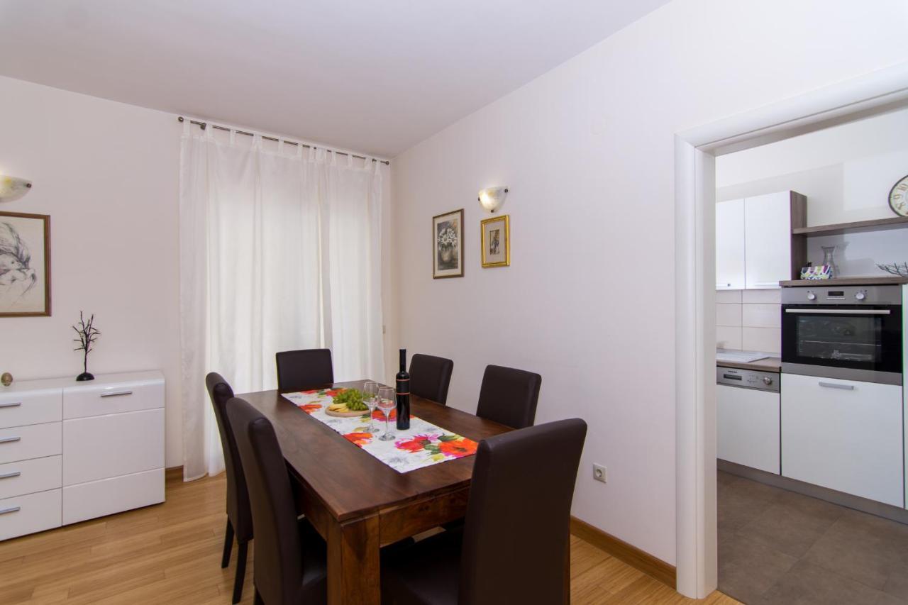 Villa Relax - Beautiful Apartment With Heated Saltwater Pool & Jacuzzi Kaštela Buitenkant foto